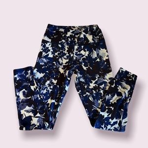 Fabletics Powerhold 7/8 legging, blue floral print, size small.